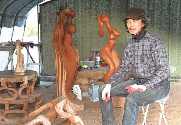 송지면 치소마을에 귀촌한 박창호 작가는 30년째 통나무 조각가의 삶을 살고 있다.