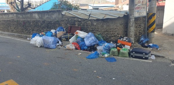 해남군이 재활용쓰레기량을 대폭 높이는 방향으로 생활쓰레기 정책을 전환한 가운데 주택가는 여전이 불법쓰레기로 몸살을 앓고 있다. (해남읍 오일시장 부근)