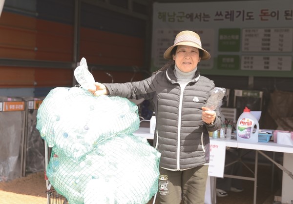 해남읍 고도리 박순단씨는 읍사무소에 차려진 재활용품 유가센터에 매일 투명패트병을 분리배출해 돈을 벌고 있다.