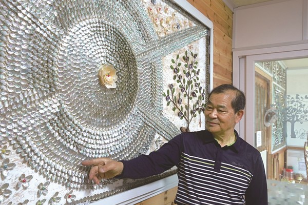 북평 남창에서 광고회사를 운영하는 박종남씨는 조개껍질을 이용해 다양한 공예품을 만들고 있다.