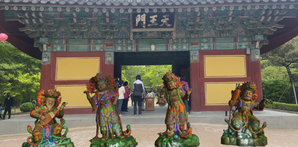 경주시가 문화재에 디지털 기술을 접목해 아이들의 관심을 끌어올리고 있는 가운데 휴대전화에서 불국사 사천왕문을 누르면 사천왕상이 튀어나와 눈앞에서 움직인다.