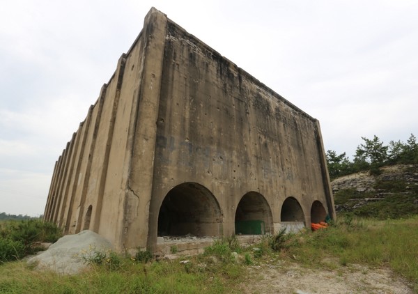일제강점기 수탈의 장소였던 옥매광산에는 근대문화유산인 광물창고 등이 남아있다.
