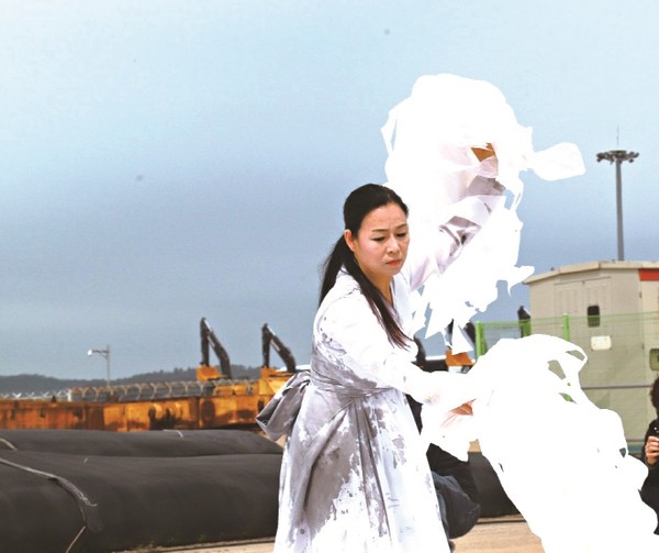 거리의 춤꾼 한국무용가 김영자씨는 화려한 무대를 내려와 거리에서 시위대열에서 춤을 추며 30년 무용인생을 살고 있다. (목포 신항 세월호 선체 앞에서 7주기 기억식 공연)