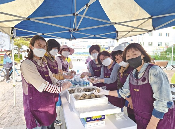 5월항쟁 41주년 기념식에서 해남읍교회 여신도회가 주먹밥 나눔을 진행했다.