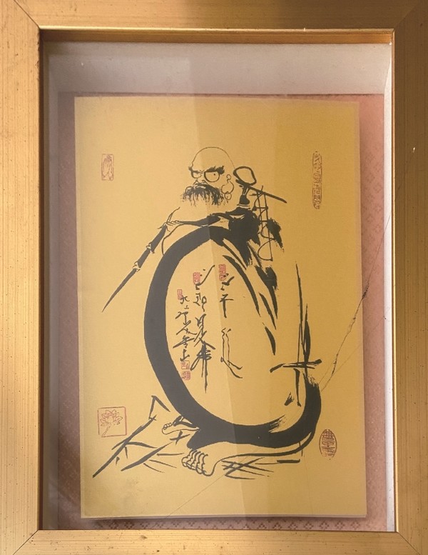 돌고래식당에는 금산 스님의 달마도와 용이 손님을 맞는다.