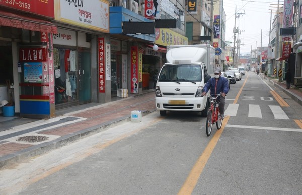 불법주정차와 보행자도로공사 등이 겹치면서 길을 건너던 중학생 크게 다치는 사고가 발생했다. (사고지점인 해남교~읍사무소 길목)