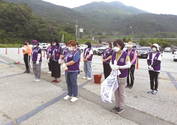 해남가정교회 소속 일본인 여성들이 현충탑을 찾아 참배에 이어 대청소를 실시했다.