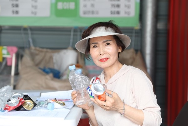 환경교통과 지은주 자원관리사는 읍사무소에 차려진 재활용품 유가보상센터에 근무하며 해남 지역 내 자원순환을 위해 힘쓰고 있다.