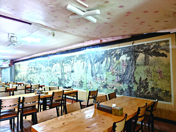 대흥사 입구 전주식당에는 신선들이 사는 곳이란 의미로 남곡 정동복의 신선도 대작이 걸려있다. 