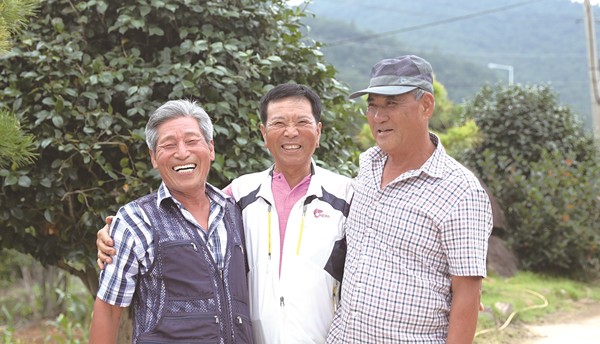 현산 고현마을 70년지기 삼총사, 왼쪽부터 임종수·이강춘·최승재씨는 함께 즐거운 인생2막을 보내고 있다.