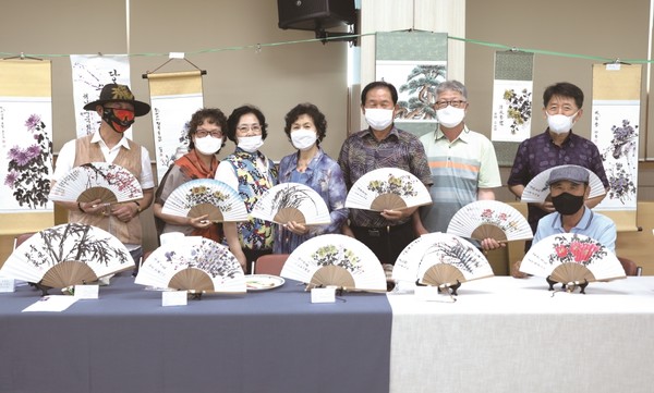 평생학습관에서 수묵화를 배우는 수강생들이 자신들의 작품을 전시 판매했다.