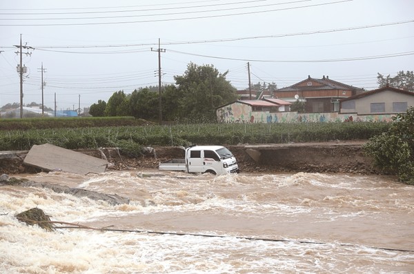 북일면 행정차량이 월성천 제방과 함께 푹석 내려앉는 아찔한 사고가 발생했다.