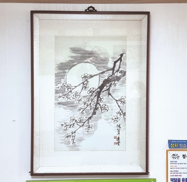 마루식당 벽면은 온통 남종화 풍 그림이걸려있다.(연당 이계원의 묵매화)
