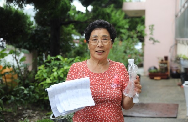 해남읍 고도리 김향자 할머니는 읍사무소에 차려진 재활용품 유가보상센터에 3일에 한 번씩 자원을 내고 있다