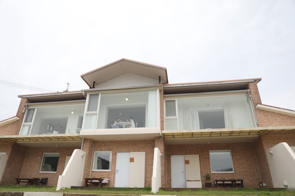 경상남도 거제 칠천도에 젊은 관광객들의 발길이 이어지는데, 남쪽바다여행제작소에서 마련한 감성숙소 ‘아날로그스테이’에서 휴식형 관광이 인기를 끌고 있다.