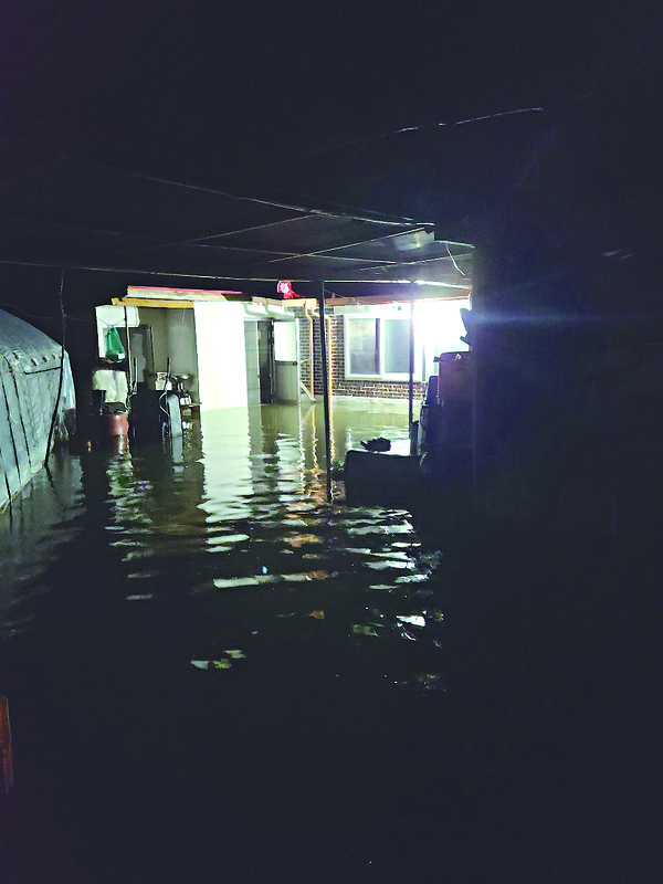 새벽시간 우수영 마을에 밀려든 해수로 주민들은 한때 공포를 느꼈다.