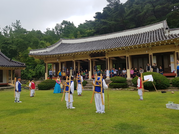전북 완주 두억행복드림마을은 전국에서 찾는 체험마을로 연간 5,000명~1만명이 전통체험, 농사체험 등을 즐긴다. (과거시험 체험, 지게가락 공연)