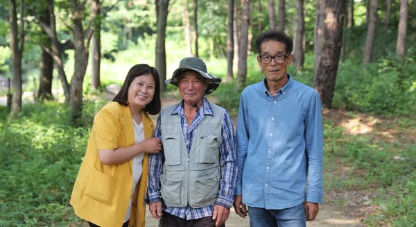 왼쪽부터 두억행복드림마을 최현주 사무장, 김용배 새마을지도자, 박종배 촌장