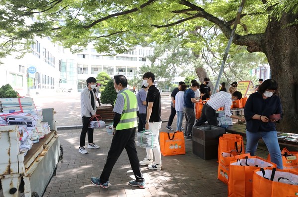매주 금요일, 해남군청 수성송 부근에는 군청 직원들이 ‘재활용품 유가보상제’에 일주일 동안 모은 자원을 배출한다. 