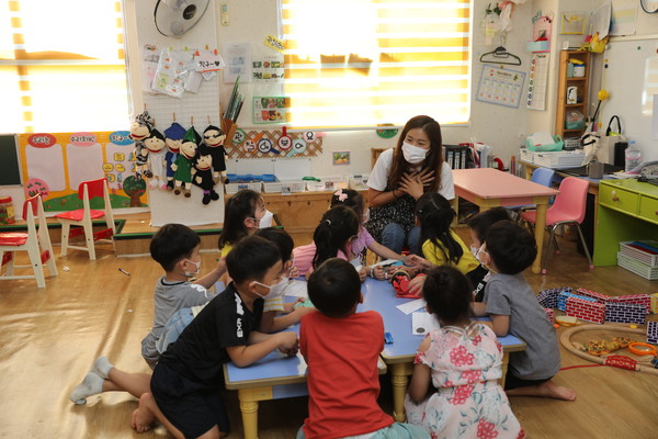 코로나로 마스크 착용이 장기화되면서 아이들의 언어 발달에도 영향을 끼치고 있다. 