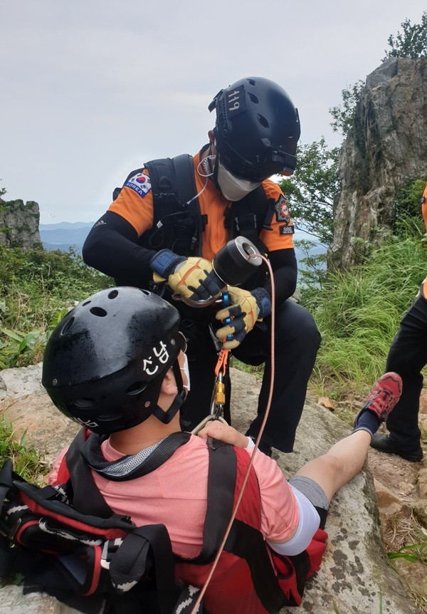 해남소방서가 달마산 정상에서 하산 중 발목을 다친 등산객을 구조하고 있다. 
