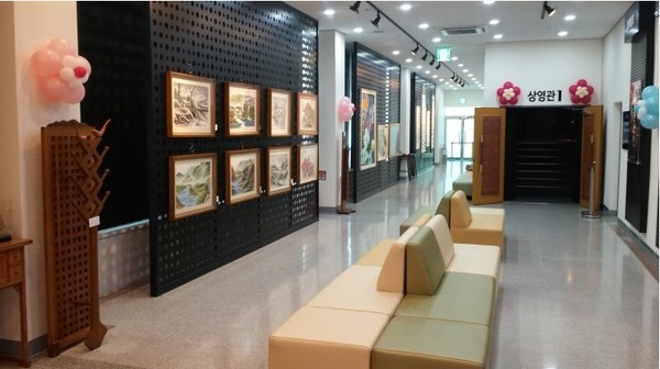 완도 빙그레시네마에 위치한 작은 전시실은 군민들에게 열린 전시실이다.