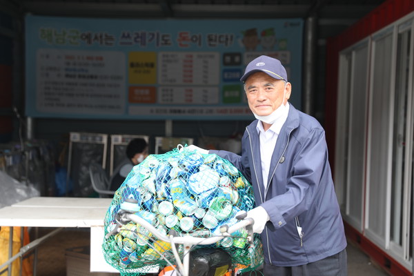 해남읍 수성리 이금섭 어르신은 자전거에 깨끗이 분리한 캔을 실어와 읍사무소 재활용품 유가보상센터에 배출하고 있다. 