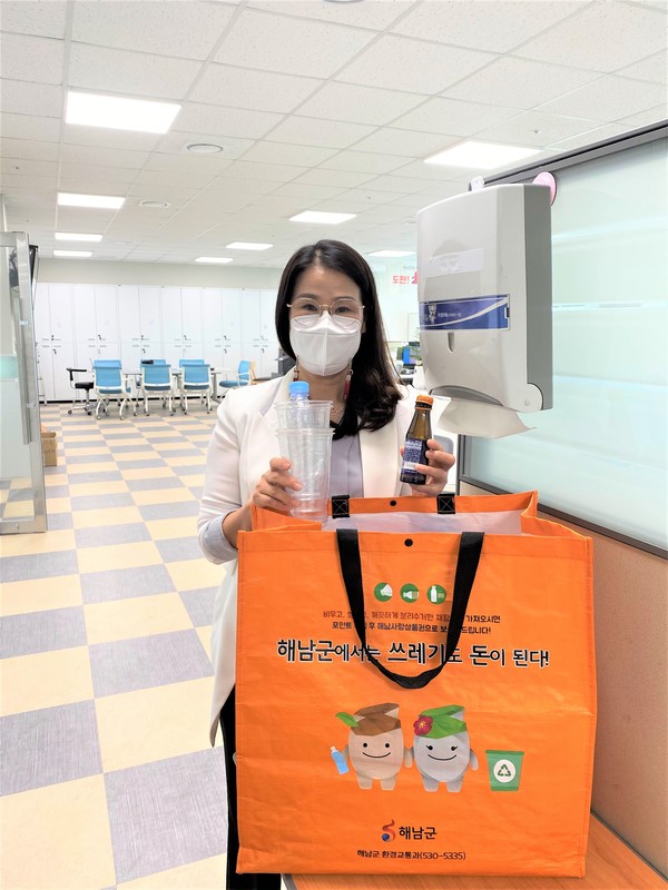 해남군청 유통기획팀 이병순 직원은 가정과 직장에서 해남군의 자원순환운동에 적극 동참하고 있다. 
