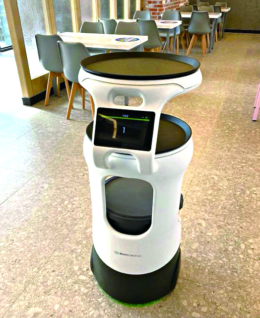 산이면 금호리 금호도분식에서는 로봇 분식이가 서빙을 한다.