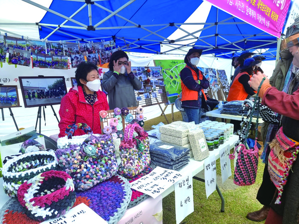 마을공동체의 성과를 공유하는 온(溫)마을 행사에서 황산면 연호리 할머니들이 직접 짠 가방을 판매하고 있다.  