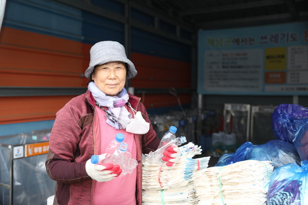 해남읍사무소에 차려진 재활용품 유가보상센터에서 자원관리사로 근무하는 김영임씨는 지역 내 자원순환을 위해 힘쓰고 있다.