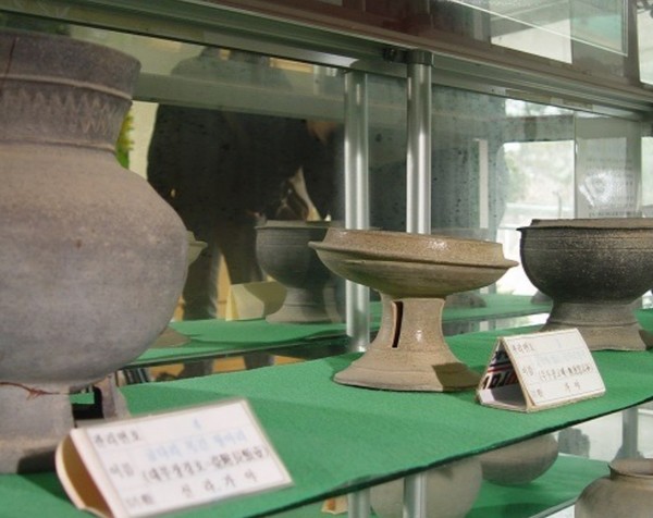 현산초등학교에 전시된 가야계통 토기