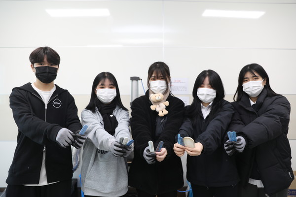 해남공고 화공과 학생들은 플라스틱 병뚜껑을 이용해 치약짜개, 비누받침대를 만들어 탄소배출을 줄이는 활동을 하고 있다.