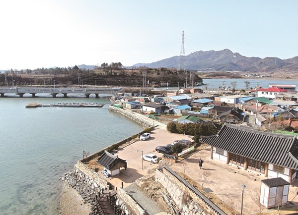 북평면 남창 달량진성에서 바라본 해월루와 남창 앞바다