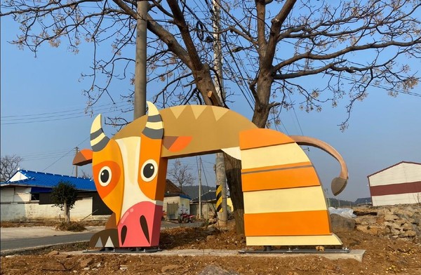 마산면 육일시에 독특한 한우 형상으로 ‘복받소’ 포토존이 설치됐다.