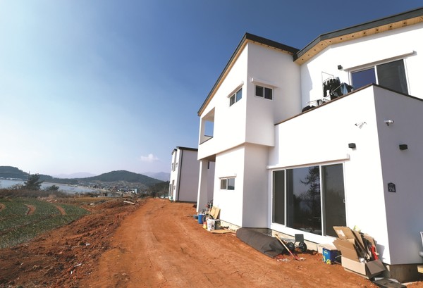 해남에서 해가 뜨고 지는 풍광이 가장 아름다운 북일 내동에 예술인들이 모이고 있다. 