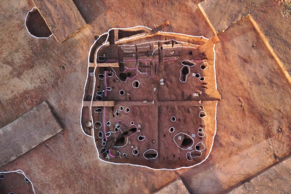 송지면 군곡리에서 발굴된 침미다례 왕의 집터로 추정되는 주거지.  