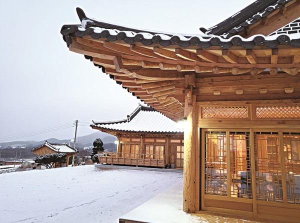 송지면 송종마을 뒷산 아래에 위치한 인송문학촌 토문재는 인문 르네상스를 꿈꾸는 박병두 작가가 문학인들을 위해 지은 창작공간이다. 특히 토문재 마당에 건립된 인송정은 자연 속에서 즐기는 토론회장이다.