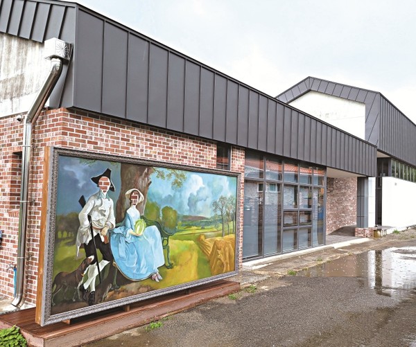 화원농협 옛 농기구센터를 리모델링한 화원미술관은 해남 첫 면단위 미술관으로 화원주민들의 문화공간으로 자리매김하고 있다. 