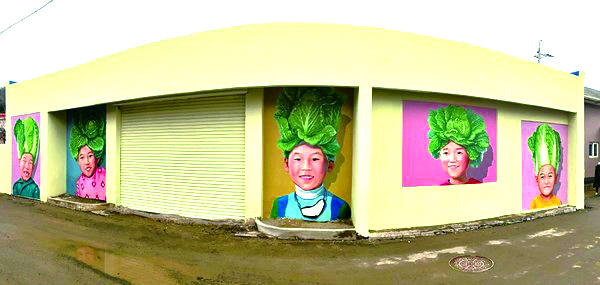 화원미술관 골목길은 배추와 어린이가 주인공인 벽화거리이다.