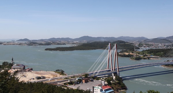 우수영은 앞에 양도가 위치해 있어 명량해로에선 보이지 않는 은폐된 곳에 위치하고 있으며 양도가 방파제 역할을 해 울돌목의 빠른 물살의 영향도 받지 않는다. 