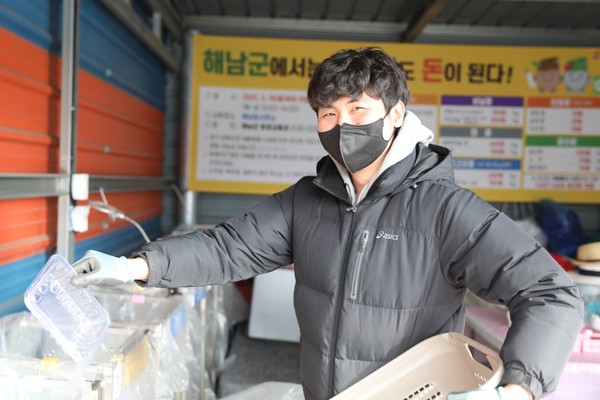 겨울방학을 맞아 해남에 내려온 이석진 청년은 재활용품 유가보상센터에서 일하며 자원순환운동에 대해 알아가고 있다. 