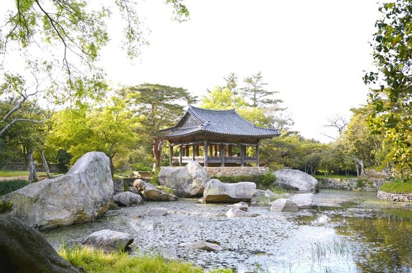 완도 보길도 세연정은 고산 윤선도가 기거하며 어부사시사 등을 지은 해양문학 창작산실이었다.  