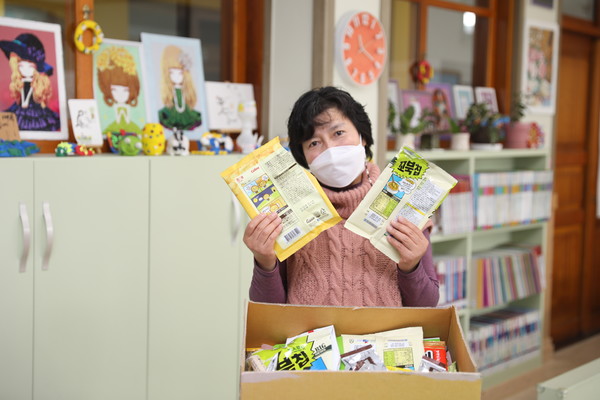 옥천초 돌봄교실 김귀엽 돌봄전담사는 가정에서도 학교에서도 자원순환운동에 열심이다.