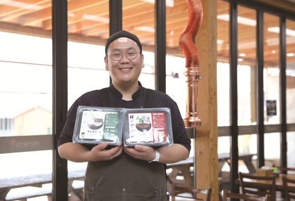 박종무(34) 청년은 ‘해창식육식당’을 운영하며 ‘땅끝 밀키버’를 출시해 온라인에서 호응을 얻고 있다.