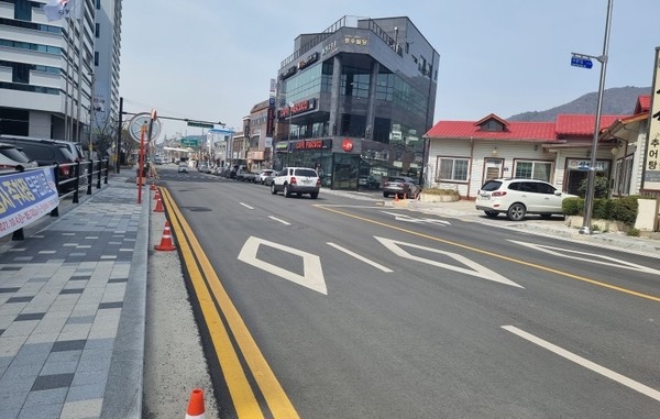 시원하게 뚫린 신청사 앞 도로가 교통사고 위험이 있다는 군민의 소리이다. 