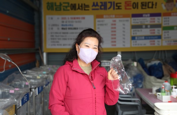 황산면 시등리 한미숙씨는 요즘 자원순환하는 재미에 푹 빠져, 이틀에 한 번씩 자원을 배출하고 있다. 