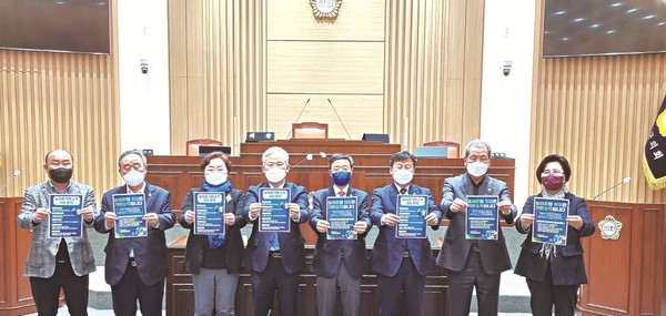 민주당 소속 해남군의원들이 농촌소멸 대안으로 대두된 농어촌기본소득을 6·1지방선거 공동공약으로 채택키로 했다. 