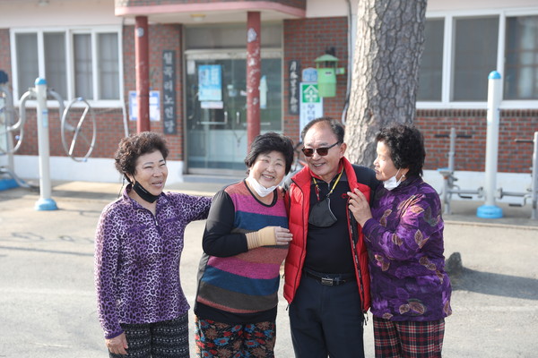 마산면 월곡마을 주민들은 마을 일꾼을 자처하는 김진옥 이장 칭찬에 한목소리를 낸다.