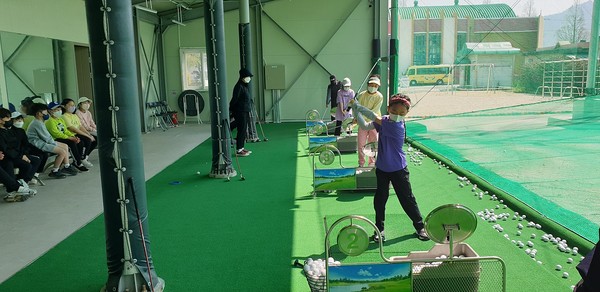 삼산초에 개강한 토요 골프교실에 참여한 어린이들이 골프 기본을 배우고 있다.